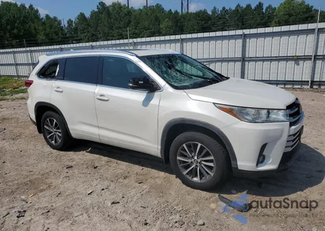2017 Toyota Highlander Se z USA, uszkodzony, nr VIN 5TDJZRFH3HS513330